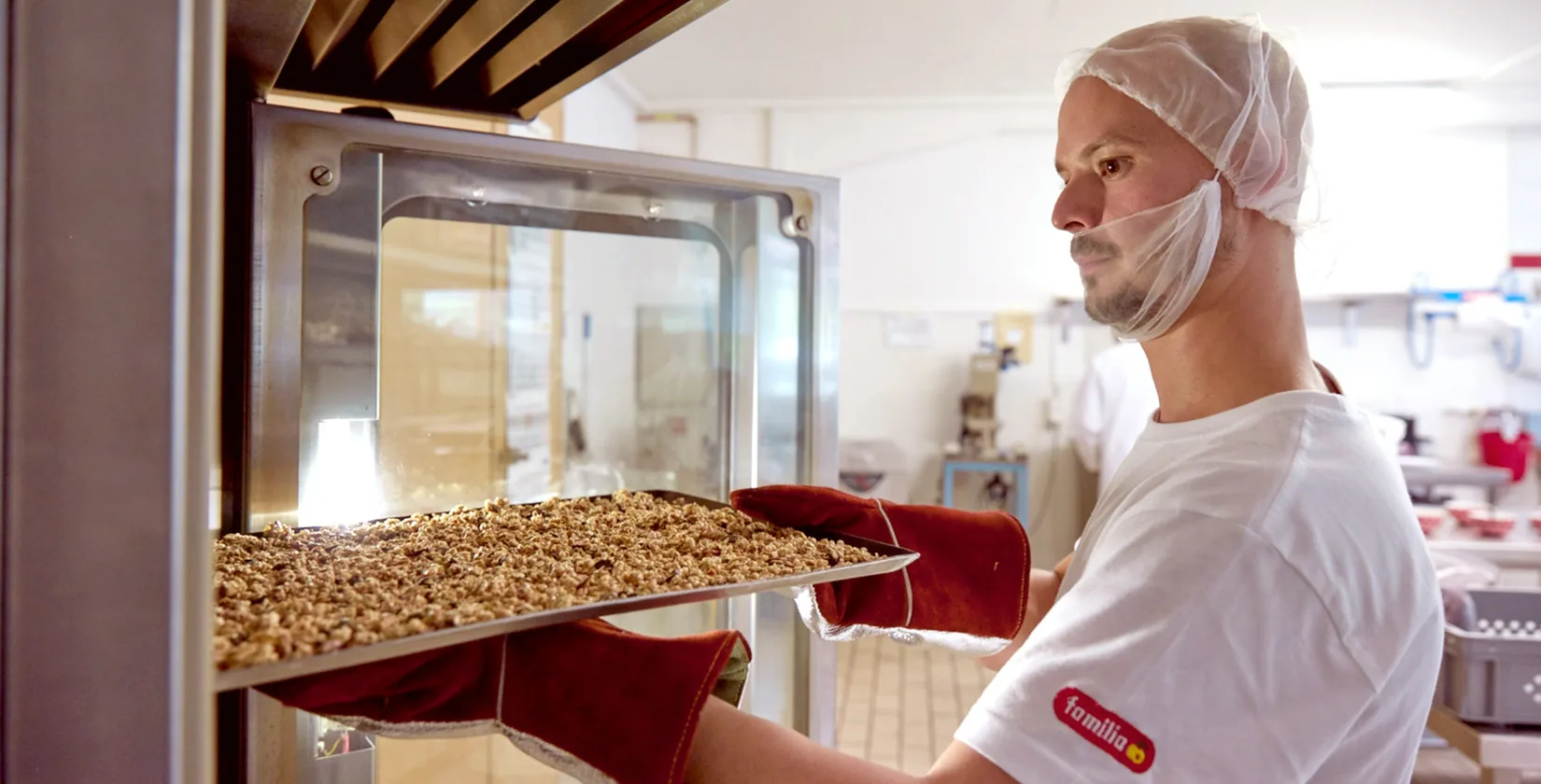 In der «Gnuss-Wärkstatt» von bio-familia in Sachseln: Team beim Zusammenstellen und Backen von limitierten Müesli-Kreationen.