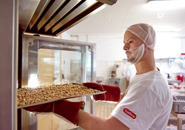 In der «Gnuss-Wärkstatt» von bio-familia in Sachseln: Team beim Zusammenstellen und Backen von limitierten Müesli-Kreationen.