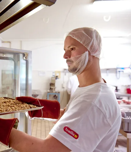 In der «Gnuss-Wärkstatt» von bio-familia in Sachseln: Team beim Zusammenstellen und Backen von limitierten Müesli-Kreationen.